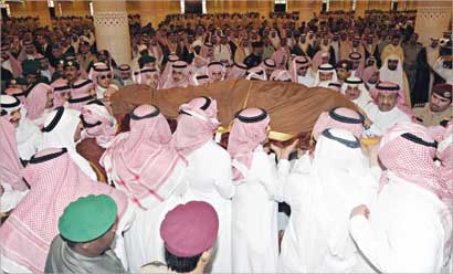 جثمان الامير سلطان محمولا على الاكف في جامع الامير تركي بن عبدالله في الرياض (واس)