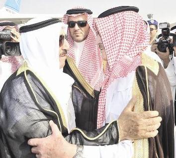 الامير سطام بن عبدالعزيز مستقبلا سموه لدى وصوله الى الرياض 			(واس)