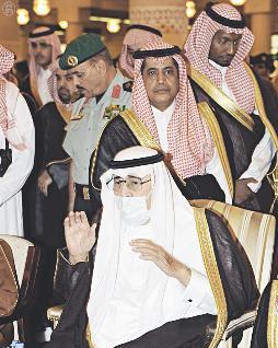 خادم الحرمين يؤدي صلاة الميت 			(واس)