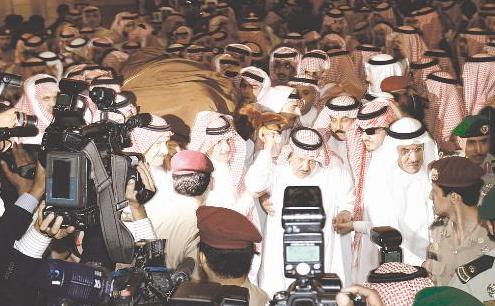 الامير نايف متقدما حاملي النعش								(أب)