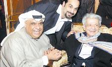 المفيدي اثناء عودته من أخر رحلة علاج ويبدو داود حسين