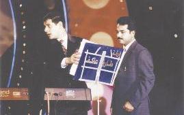 الماجد مع المايسترو طارق عاكف، وهو يحيي أولى حفلات «هلا فبراير» بدورته الاولى عام 1999 وحينها أهدى أغنية «طاير من الفرحة طاير» للكويت.