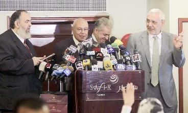 من اليمين: أبو الفتوح وصباحي والعوا وابو اسماعيل خلال مؤتمر صحافي في القاهرة أمس 		(أ ف ب)