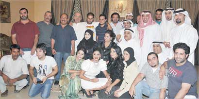 صورة جماعية للمشاركين في «غريب الدار» 