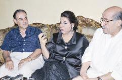 أم طلال تتوسط غافل فاضل والمدير المالي ممثل شركة  «صباح بيكتشر»