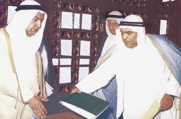 سمو الأمير الراحل الشيخ عبدالله السالم يتسلم نسخة من الدستور من عبداللطيف ثنيان الغانم