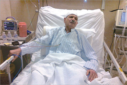 الفنان حسين البدر في مستشفى مبارك
