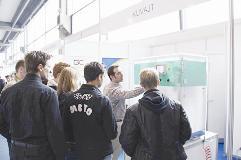 صادق قاسم يشرح اختراع «الخيميائي» للزوار