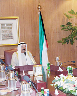 سمو الأمير خلال حديثه أمس مع رؤساء تحرير الصحف المحلية