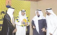 ... وباقة من الورد تكريما لمرزوق الغانم