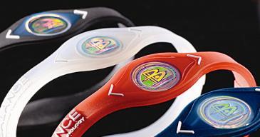 قلادات «باور بالانس»... تمائم عصرية اتضح أنها ليست سوى  قطع سيليكونية لا قيمة لها