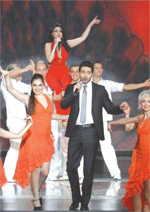 هيفاء وهبي ... على الاكتاف وكارلوس عازار منشداً