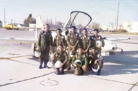 ... وعندما كان طالبا مع زملائه في كلية الطيران في اميركا سنة 1974