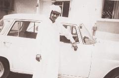 واقفا عند اول سيارة يقتنيها سنة 1969
