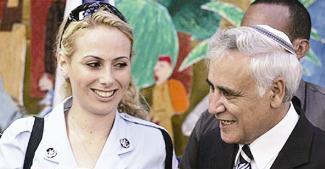 «كاتساف» ونظرة «غير بريئة» إلى مجندة إسرائيلية