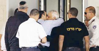 ... ومعانقاً ابنه عند مدخل السجن