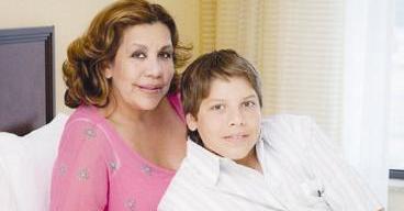 عشيقة شوارزنيغر السابقة مع ابنها الذي أنجبته من علاقته معها