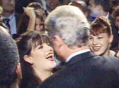 كلينتون ومونيكا: نظرة فابتسامة