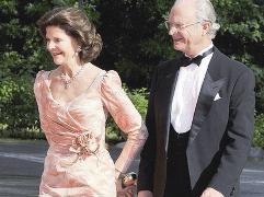 ملك السويد كارل غوستاف مع زوجته الملكة سيلفيا