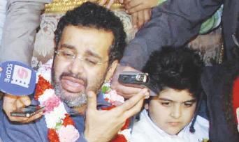 عادل اليحيى متحدثاً للصحافيين بعد وصوله