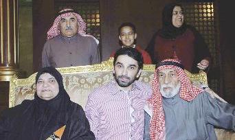 ... ورائد الماجد وسط ذويه	(تصوير طارق عز الدين)