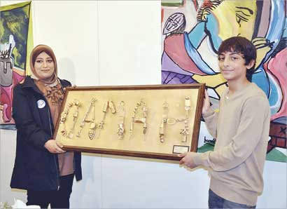 حمد الحميضان يتسلم هدية تذكارية