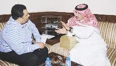 يتحدث للزميل حجاب    	(تصوير علي السالم)