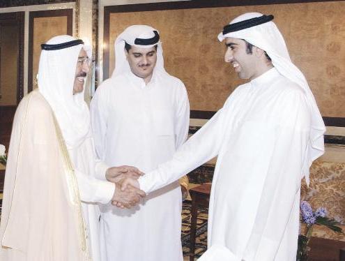 عبدالله اليتيم مصافحا صاحب السمو بحضور اياد الخرافي