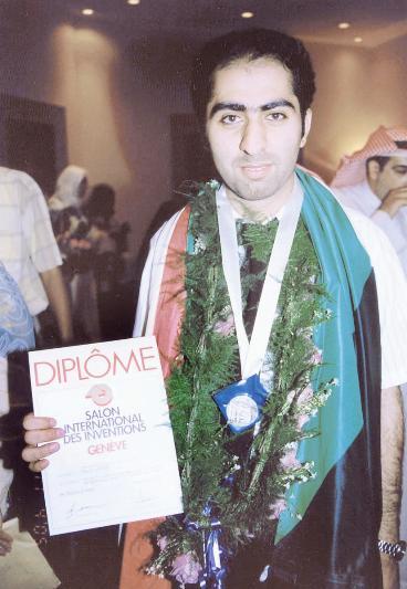 عبدالله اليتيم مع احد جوائزه