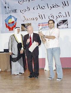 اليتيم متسلما جائزة معرض الاختراعات في الشرق الاوسط