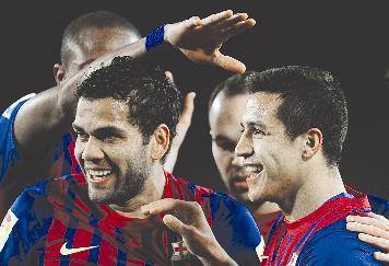 اليكسيس سانشيز(يمين) يتلقى تهنئة زملائه بعد هدفه في مرمى ليفانتي	(اب)