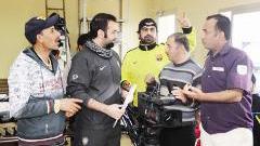 نقاش قبل بدء تصوير المشهد