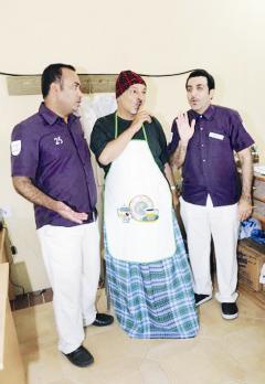 السلمان متوسطاً العونان وناصر محمد في أحد المشاهد