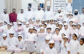 الجمال والستلان مع طلاب الحلقات المكرمين