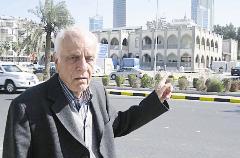 مشيراً الى «بيت ديكسون» ولسان حاله يقول «أعرفه قبل ستين عاماً»