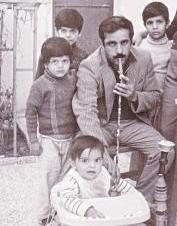مع أولاده سنة 1975