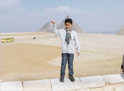 مبارك في آخر صورة له أمام الأهرامات التقطها يوم الخميس قبل جمعة الغضب 