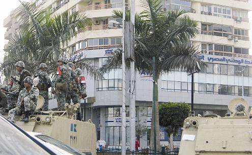 مدرعات أمام بنك الكويت الوطني في شارع جامعة الدول العربية