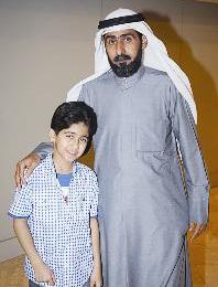 ... ومع والده 			 (تصوير زكريا عطية)