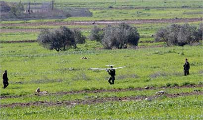 u062cu0646u0648u062f u0625u0633u0631u0627u0626u064au0644u064au0648u0646 u064au0637u0644u0642u0648u0646 u0637u0627u0626u0631u0629 u0627u0633u062au0637u0644u0627u0639u064au0629 u0645u0646 u062fu0648u0646 u0637u064au0627u0631 u0623u0645u0633 u0642u0631u0628 u0642u0631u064au0629 u0639u0648u0627u0631u062au0627u060c u0628u062du062bu0627 u0639u0646 u0641u0644u0633u0637u064au0646u064a u0645u0634u062au0628u0647 u0628u0642u062au0644u0647 u0623u0641u0631u0627u062f u0623u0633u0631u0629 u0625u0633u0631u0627u0626u064au0644u064au0629 u0641u064a u0645u0633u062au0648u0637u0646u0629 u0627u064au062au0645u0627u0631 (u0627 u0641 u0628) 