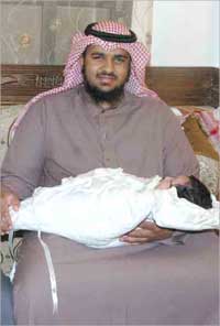 الابن احمد مع اصغر الاحفاد