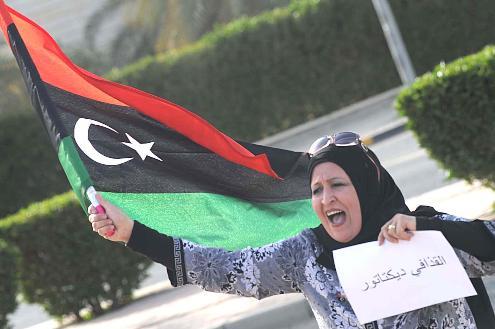 مواطنة ليبية تعبر عن غضبها لممارسات النظام الليبي بحق شعبه 	 (تصوير أسعد عبدالله)