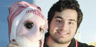 عمران مع شخصية «بومريان»	(تصوير علي السالم)