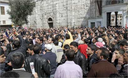 u0645u062au0638u0627u0647u0631u0648u0646 u0623u0645u0627u0645 u0645u0633u062cu062f u0628u0646u064a u0623u0645u064au0629 u0627u0644u0643u0628u064au0631 u0641u064a u062fu0645u0634u0642 u0623u0645u0633 (u0627 u0641 u0628)