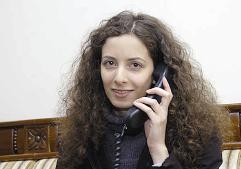 تجيب على أسئلة  المتصلين