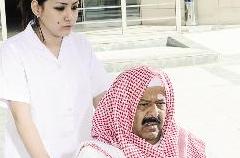 عبدالعزيز جاسم أثناء خروجه من المستشفى