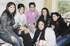 نجمات «فرصة ثانية» مع الزميل حمود