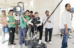 فريق العمل يستعد لتصوير أحد المشاهد		 (تصوير- نايف عقلة)