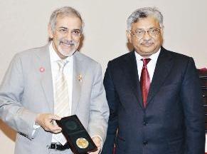 السفير اليمني مكرما وزير الصحة