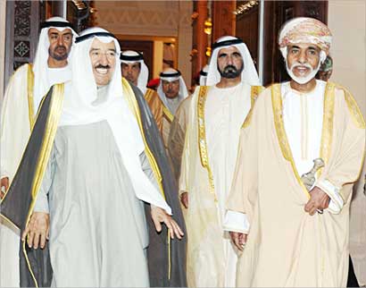 الأمير والسلطان قابوس ومحمد بن راشد ومحمد بن زايد في حصن الشموخ في عمان امس